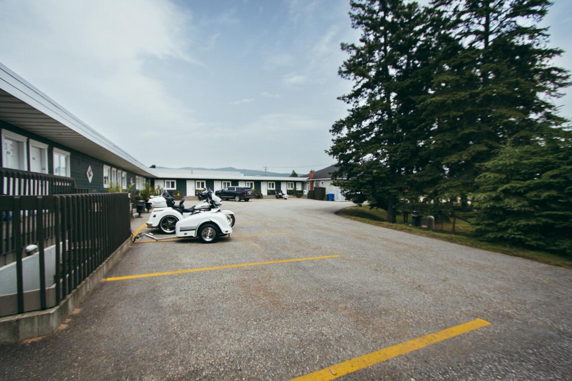 Motel Des Cascades Baie-Saint-Paul Exterior photo